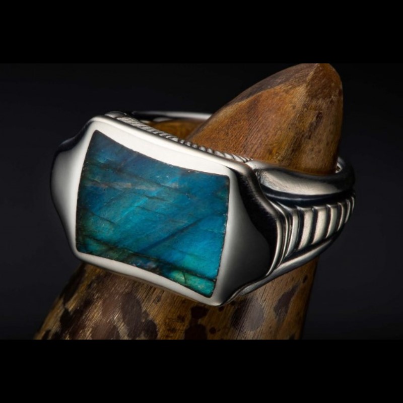 William Henry Sleek Labradorite Signet Ring